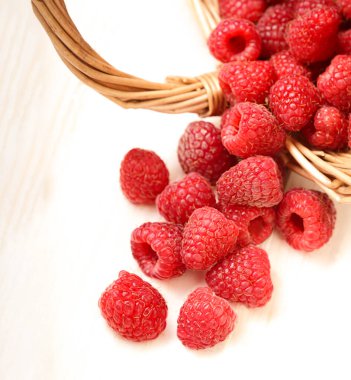 Bahçedeki masada bir sepetin içinde ahududu.