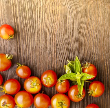 Tahta masada fesleğenli domates.