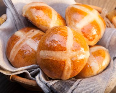 Sepet üst görünümde sıcak çörekler, kopyalama alanı. Paskalya pastası.