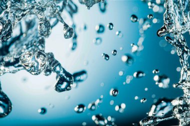 Mavi Arkaplanda Suyun Soyut Sıçrayışı