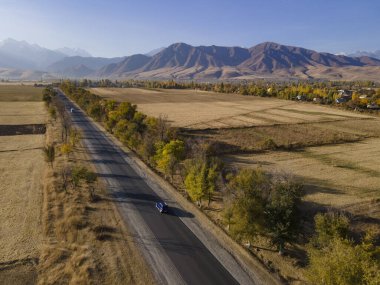 Asfalt yolu ve yüksek dağlardaki araba. hava görünümü