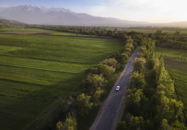 Asfalt yolu ve yüksek dağlardaki araba. hava görünümü