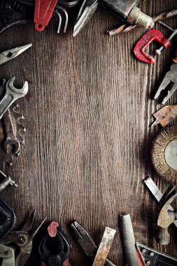 Ahşap bir arkaplan üzerinde iğrenç eski araçlar (çapraz işlem işleniyor)