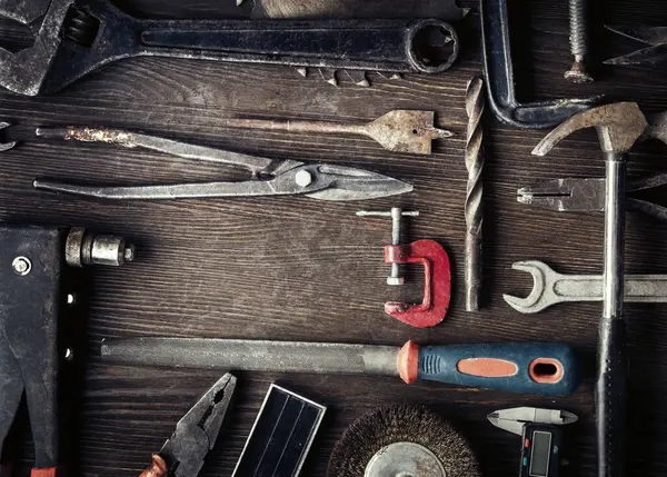 Ahşap bir arkaplan üzerinde iğrenç eski araçlar (çapraz işlem işleniyor)