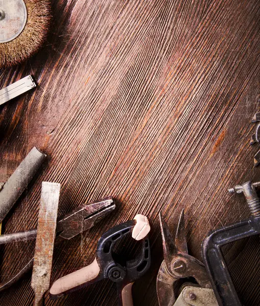 Ahşap bir arkaplan üzerinde iğrenç eski araçlar (çapraz işlem işleniyor)