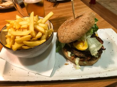 Burger vom Ochsen mit Dinkelpatti und Pommes Frites