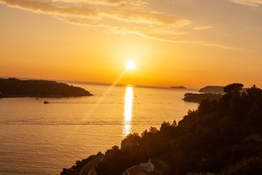 Hırvatistan 'ın Dubrovnik kenti yakınlarında deniz üzerinde gün batımı