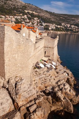 Hırvatistan 'ın Dubrovnik kentinin duvarında plaj barı olan Rocky plajı