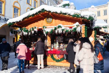 Rosenheim, Almanya - 3 Aralık 2023: Satış standı Noel süsleriyle Rosenheim 'da