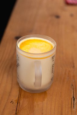 Rosenheim, Almanya - 03 Aralık 2023: Rosenheim 'daki Noel pazarında bir bardak dolusu eggnog