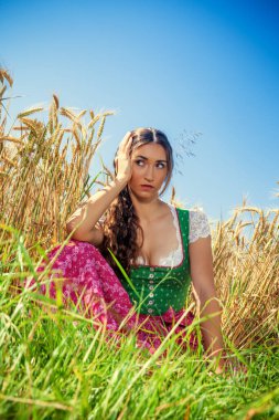 Kadın, dirndl, mısır tarlası, gelenek, Bavyera, geleneksel kostüm, kırsal, doğa, yaz, hasat, cennet, tarım, gümrük, kültür, geleneksel kostüm modası, uyum, ahenk, manzara, alan, hasat zamanı, kırsal yaşam, kahverengi saç, otantik, ev,