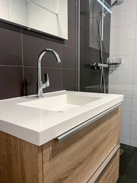 Badezimmer Badezimmer Mit Weißem Sauberem Waschbecken Und Duschkabine Häusliche Toilette Stockfoto