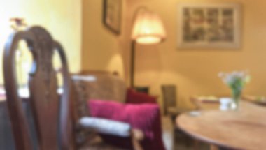 Bulanık bir arka plan, rahat bir dairenin oturma odası. İç mekan konsepti ve bulanık mobilya ve iç mekan fotoğrafı. Mobilya ve oturma odasının bulanık yüzeyi