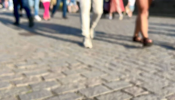 石畳の道を歩いている女性と男性の足で歩くか 晴れた日にコピースペースがある舗装された青みがかった背景 街の生活概念の背景や表面を通りにいる人々の足で — ストック写真