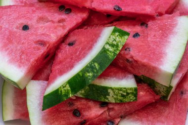 Karpuzlar, lezzetli yaz meyveleri ve yakın plan karpuz dilimleri. Meyve. seçici odaklı yaz zamanı için güzel yiyecek yüzeyi veya konsept fotoğraf