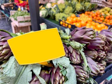 Süpermarket, açık çiftçi pazarında seçici odaklı taze enginarlara boş ya da boş fiyat etiketi. Taze olgun enginar sebze tezgahlarında ya da manavda fotokopi alanı etiketli sergileniyor.