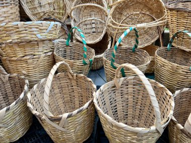 Türkiye 'de pazarda satılacak sepetler, el yapımı doğal hasır sepetler. Doğal ve çevre dostu alışveriş torbaları samandan yapılır.