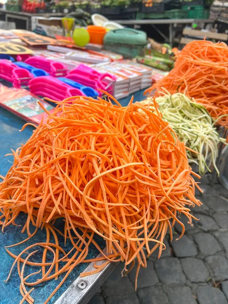 시장에서는 선별적으로 집중하지 농부들의 시장에 반대되는 모양의 생야채 더미가 주치니 — 스톡 사진