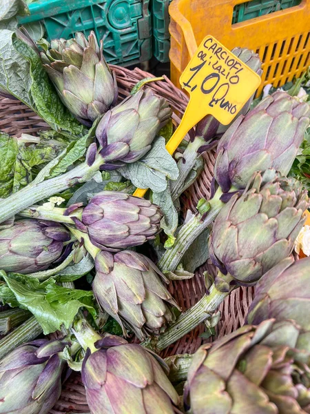 슈퍼마켓 이탈리아의 가격은 이탈리아의 농산물 시장에서 선택적으로 집중하는 공예가들에게 정해졌습니다 — 스톡 사진