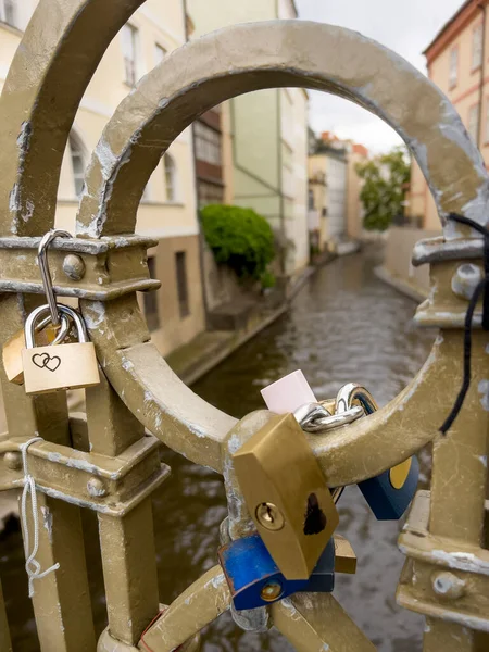 Candados Candados Amor Colgados Cerca Puente Sobre Río Edificio Praga — Foto de Stock