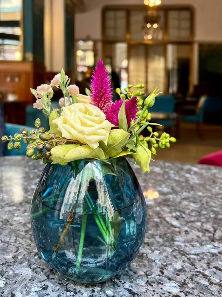 Fleurs Beau Bouquet Fleurs Fraîches Dans Vase Verre Sur Table — Photo