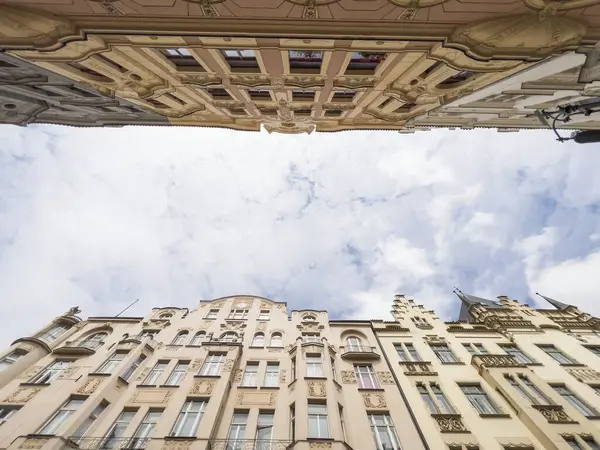 コピースペースを持つ美しい青空に選択的な焦点を当てた2つの並列古い歴史的建物 ヨーロッパの空の上の住宅アパート 建築背景コンセプト ロイヤリティフリーのストック写真