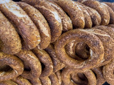 Türk simidi, hindinin içinde simit olarak bilinen geleneksel Türk simidi yığını. Lezzetli yerel sokak ya da fast food hindi. Susamlı gevrek halka şeklinde ekmek..