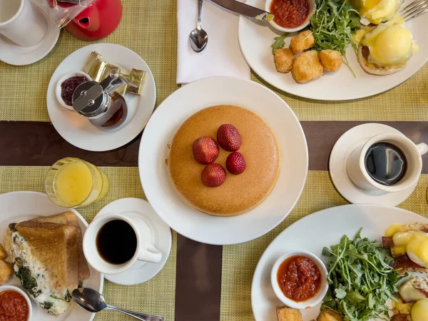 팬케이크 베네딕트 토스트와 커피와 맛있는 전형적인 미국식 테이블 아름다운 음식과 — 스톡 사진