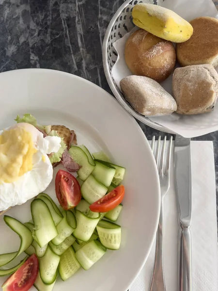 Сніданок Смачне Яйце Бенедикт Підсмаженому Хлібі Авокадо Подається Свіжим Салатом — стокове фото