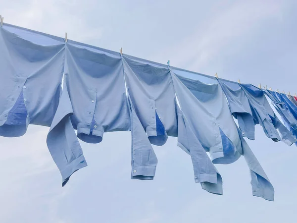 Lavandería Viento Sopló Ropa Mojada Lavada Camisas Azules Sobre Cielo — Foto de Stock