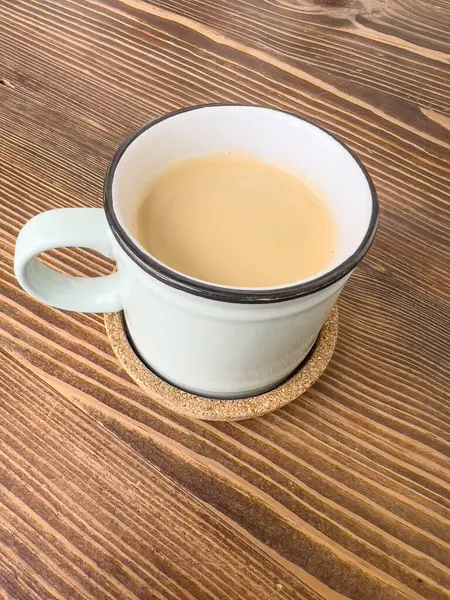 Kahve, bir fincan kahveli latte badem ya da soya sütlü ahşap masa. Vejetaryenler için hindistan cevizi sütüyle içecek ya da içecek. Kopya alanı olan vejetaryen kafe kavramı