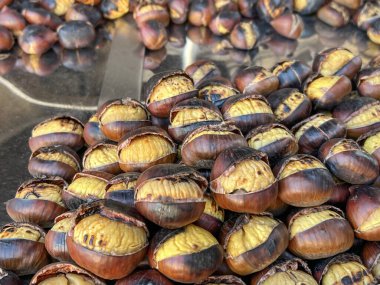 Kestane, kavrulmuş kestane yığını ve sokak tezgahlarına özel odaklanma. Türkiye, İtalya ve Avrupa 'da geleneksel yerel sokak yemekleri. Sonbahar ve kış mevsiminde lezzetli sokak yemekleri veya atıştırmalıklar