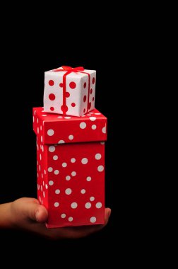 Hediye, yakın plan küçük hediye kutuları ya da el bilgisayarı üzerinde izole edilmiş fotokopi alanı olan hediye kutuları. Yeni yıl ya da doğum günü kutlaması için hediye kutuları vermek. Sevgililer Günü