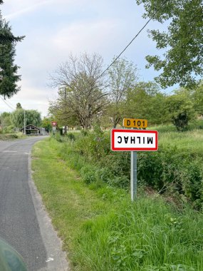 Fransa 'nın kırsal kesimlerinde tarım sendikası tarafından protesto edilen yol tabelası genç Fransız tarım işçilerini temsil ediyor. Şehirlerin girişlerindeki yol işaretleri, Fransa 'daki köyler tepetaklak olmuş.