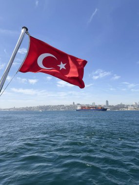 İstanbul Türkiye, İstanbul, Türkiye 'de İstanbul' da Türk bayrağının dalgalanmasını izliyor. Ülke simgeleriyle dolu bir yüzey arkaplanı. Türk bayrağı kopya alanı ile gökyüzünde dalgalanıyor