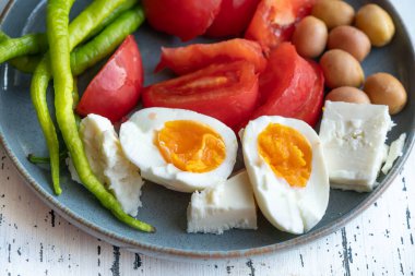 Yemek, güzel, sağlıklı Yunan ya da Türk kahvaltı tabağı kaynamış yumurta, zeytin, peynir ve salata. Geleneksel Türk kahvaltı tabağı. kopyalama alanı olan sağlıklı yiyecek arkaplanı