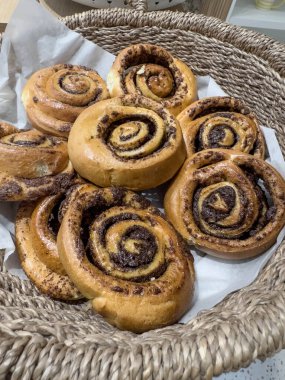 Fırın yemekleri, lezzetli tarçınlı çörekler ve haşhaş tohumları. Danish Spiral Tarçınlı Üzümlü Çörek veya Schnecken Alman Pastası. Fransız fırını kavramı geçmişi