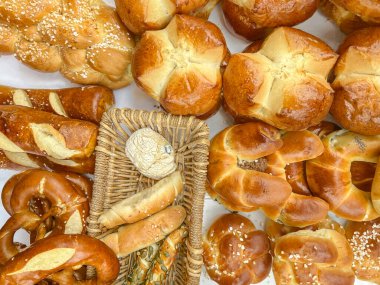 Ekmek, üst görünüm çeşitliliği ya da arkaplan ya da yüzey olarak fırında pişmiş lezzetli ekmek çeşitleri. Lezzetli yemek konsepti arka plan ya da yüzey. Fransız pastanesi çeşitleri. Lezzetli çörekler