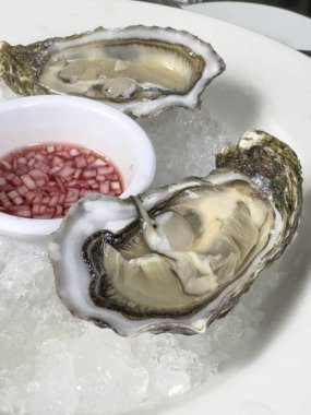 İstiridye, lezzetli çiğ istiridye ve buz. Güzel çiğ deniz ürünleri arka planı ya da yüzeyi. Deniz kabuklu deniz ürünleri. Fransa 'da geleneksel Fransız yemekleri. lüks Fransız gıda konsepti