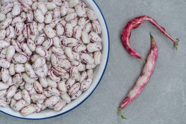 Böbrek fasulyesi, kırmızı fasulye ve fotokopi alanı. Masada çiğ taze yaz sebzeleri. Gıda malzemeleri konsepti fotokopi alanı ile fotoğraf. Vejetaryen diyeti. sebze proteini. içerik