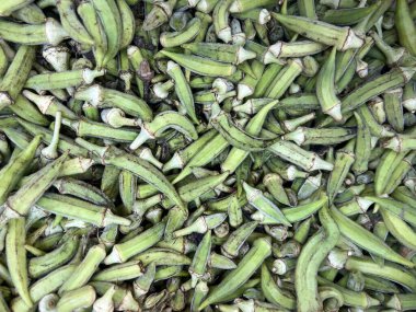 Bamya, taze yeşil bamya sebzeli çiğ yemek arkaplanı. sağlıklı besin yüzeyi. Üst manzara lezzetli ham malzemeler. sağlıklı beslenme arka planı veya yüzeyi