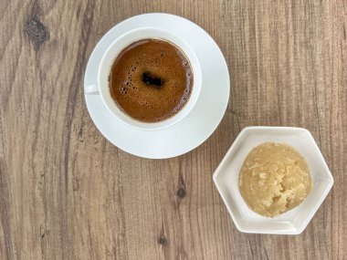 Geleneksel Türk tatlıları irmikten yapılır ve bir fincan kahve ahşap masada. Yerel Türk kahvesi ve tatlı ya da ahşap zemin üzerinde fotokopi alanı olan tatlı yiyecekler. Türkiye 'de yerel yiyecek ve içecek