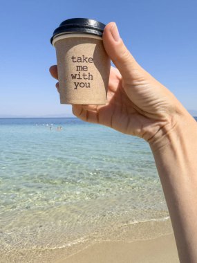 Kahveyi çıkar, kadınların elinde kahve ya da çay fincanı olsun güneşli yaz günlerinde mavi gökyüzünün altında fotokopi çekilen güzel bir deniz üzerinde olsun. Yazın sıcak içecek ya da içecek arka planı. Beni de yanında götür.