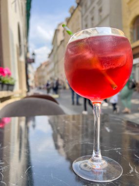 Avrupa 'da yaz aylarında açık hava kafe veya restoranın mermer masasında içki, bir bardak alkollü kokteyl. Açık hava kafesinde ya da restoranda bir bardak soğuk alkollü içecek. Soğuk içecek veya meyve suyu 