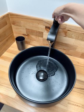 Yakın çekim el banyoda musluk ya da musluk açar. Su tasarrufu kavramını evinizde ya da su koruma kavramınızda saklayın. Lavabo lavabosunun musluğu olan banyo arka planı. el açıcı su