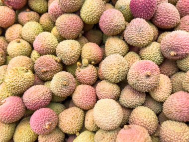 Piyasada Pembe-Yeşil Taze Meyveli Taze Meyveler ve Doğal Işıkta Pembe-Yeşil Taze Meyveler. Piyasada Pembe-Yeşil Taze Meyveler. Taze liçi meyveleri.