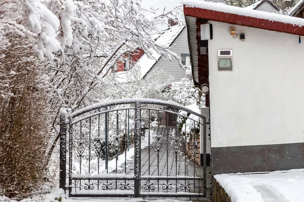 Vstup Dvůr Zimě Brána Pěšina Keře Jsou Pokryty Sněhem — Stock fotografie