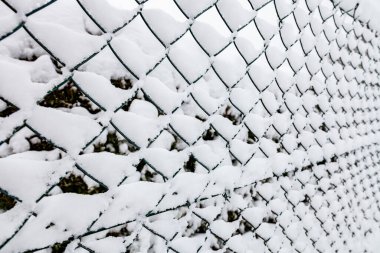Kış mevsiminde kar arkaplanlı tel örgüler kapat