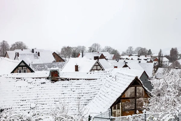 冬天老城区房子的屋顶被雪覆盖了 — 图库照片