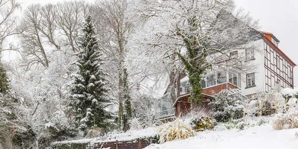 Kışın Antik Avrupa Kenti Tepelerde Karla Kaplı Ağaçlar Evler Güzel — Stok fotoğraf